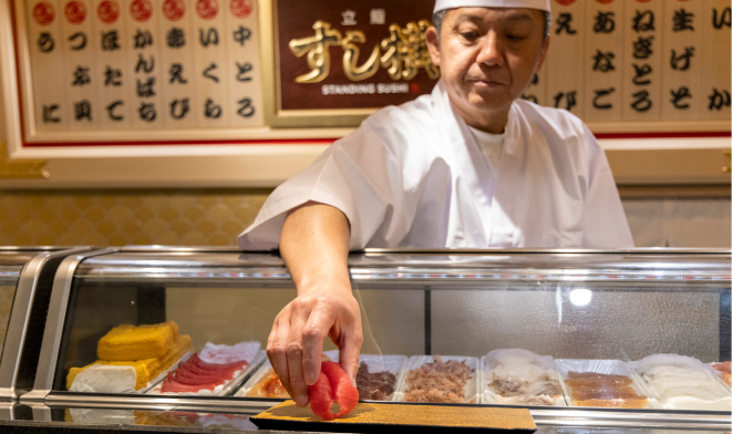 職人が寿司を握っている写真